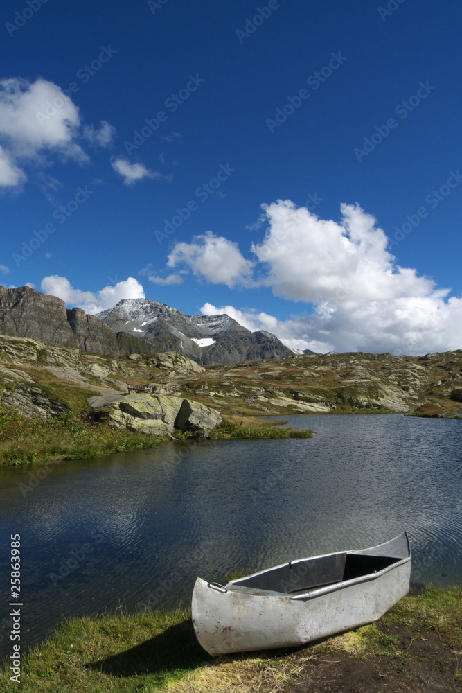 Obraz premium Canoe on a mountain lake