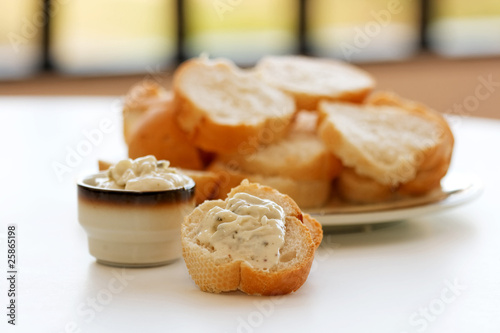 Bild auf Leinwand Baguettescheiben mit Aioli