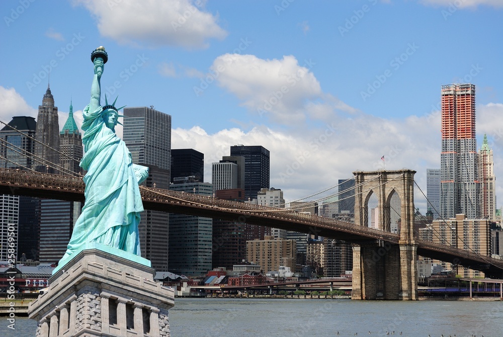 Fototapeta premium Statue of Liberty and Manhattan Skyline