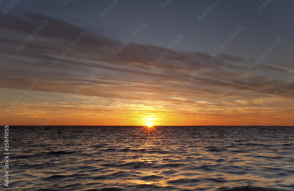 Fototapeta premium Summer sun goes down over the ocean.