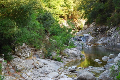 Cuadro en lienzo Piscine naturelle en Corse