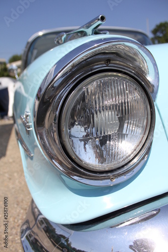 Scheinwerfer an einem Oldtimer