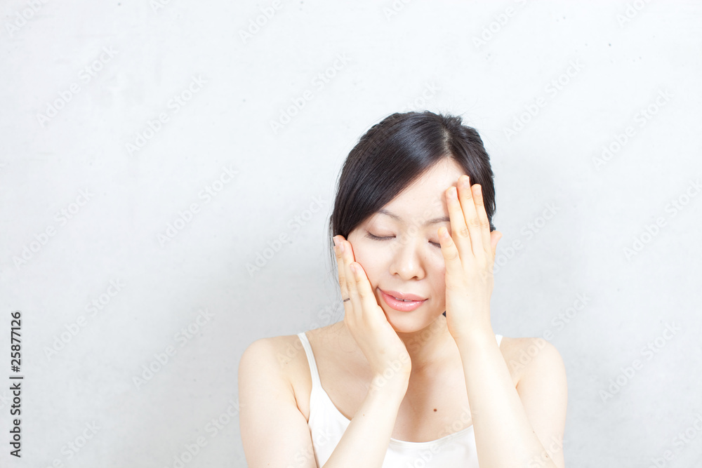 お肌のお手入れをする女性 お肌のお手入れをする女性