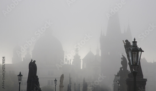 Obraz na plátne Prague - Charles bridge in morning fog