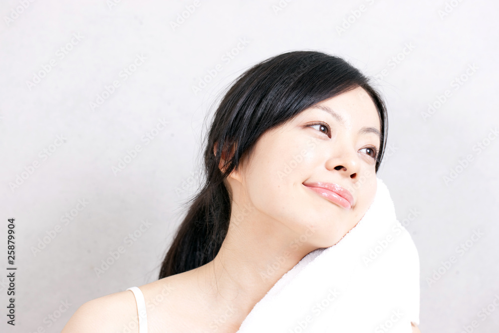タオルで顔をふく女性 タオルで顔をふく女性