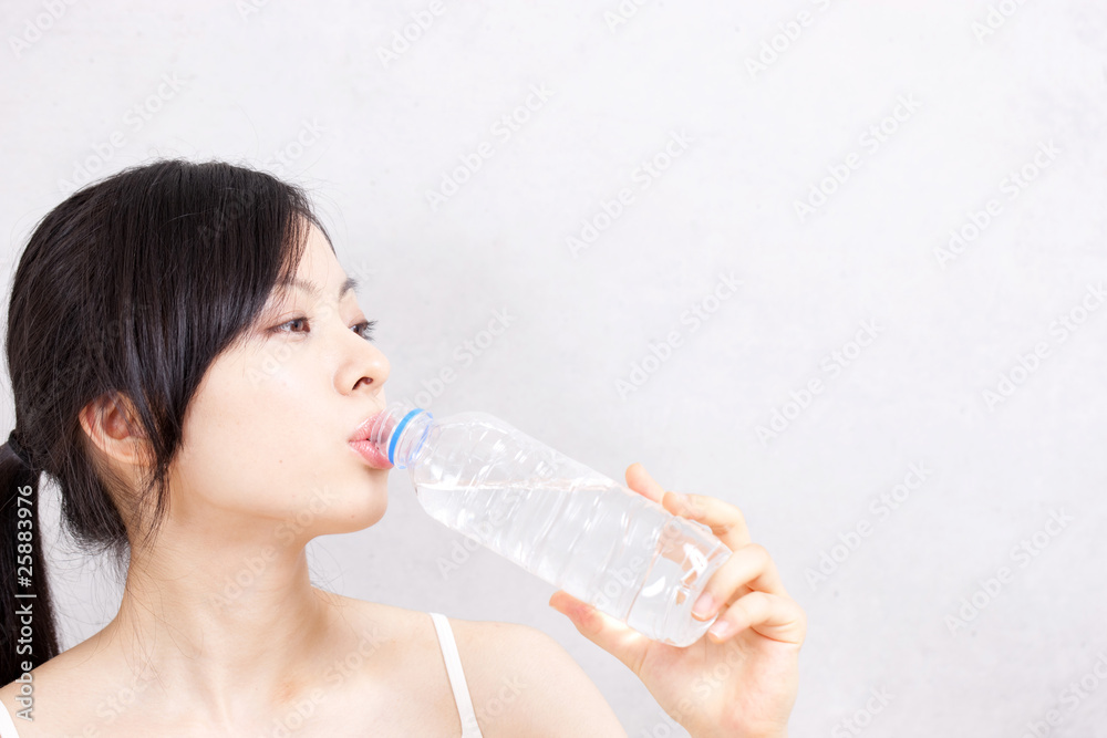水を飲む女性