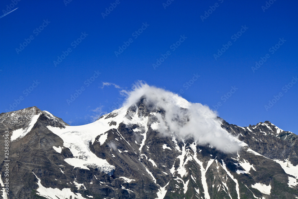 Wolken an einem Berggipfel