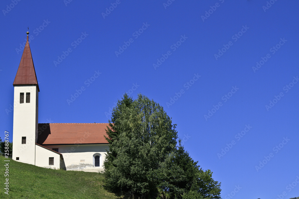 Dorfkirche auf einem Hügel