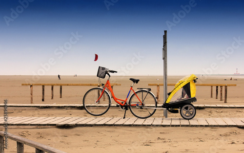 fahrrad mit kinderanhänger am strand