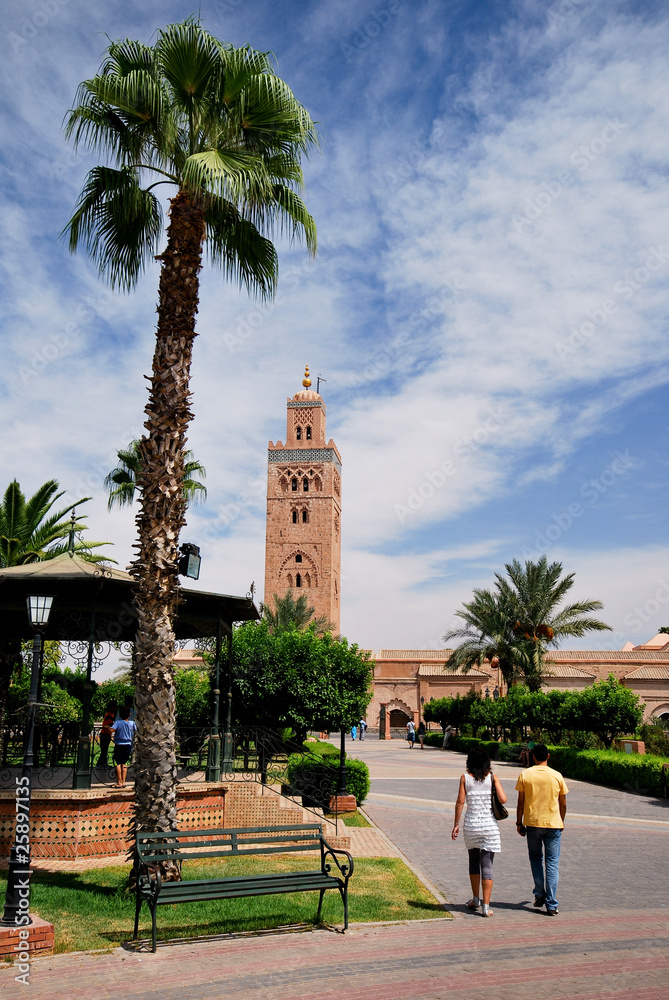 Fototapeta premium Promenade près de la mosquée de la Koutoubia