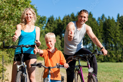 Familie fährt Fahrrad als Sport