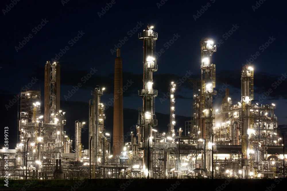 Raffinerie bei Heide in Schleswig-Holstein bei Nacht, Refinery