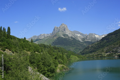 Foratata y Embalse de Lanuza, Pirineos © naturseda