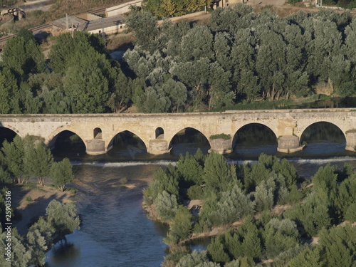 Vista aerea del Puente de piedra en Toro