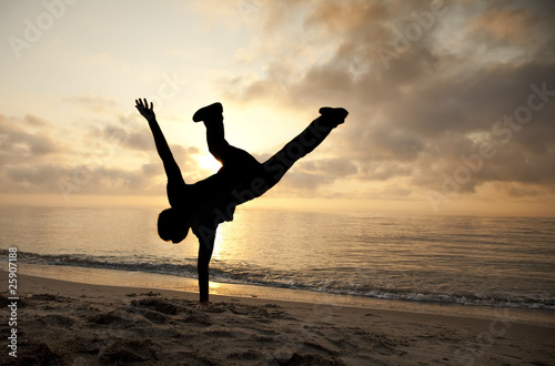 Obraz na plátne Cartwheel on the sunset