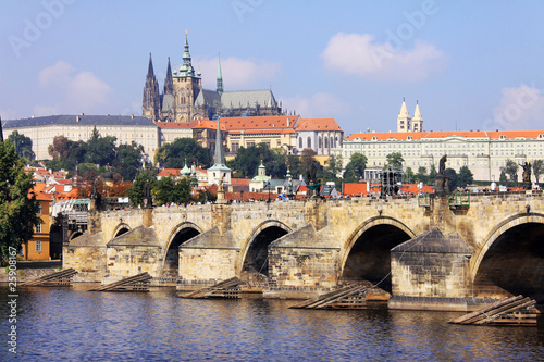 Obraz na plátně Summer Prague gothic Castle with the Charles Bridge