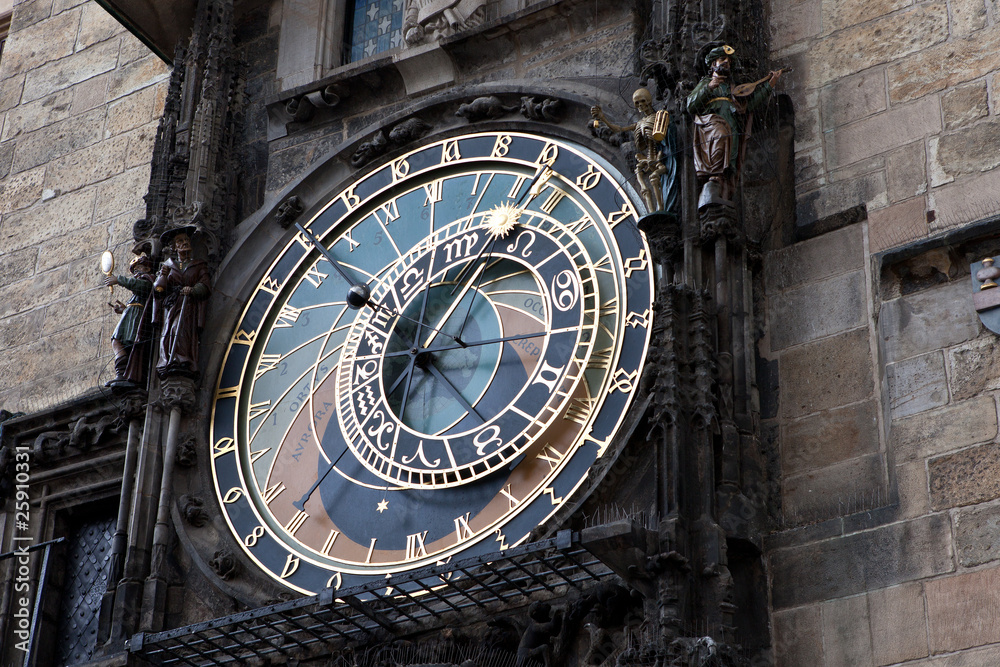Obraz premium famous old medieval astronomical clock in Prague