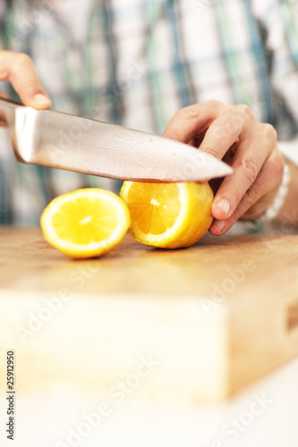 Zitrone schneiden