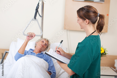 krankenschwester notiert patientendaten