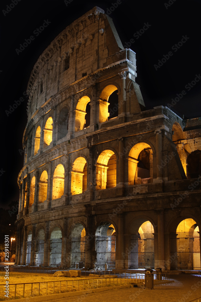 Obraz premium Koloseum nocą w Rzymie, Włochy