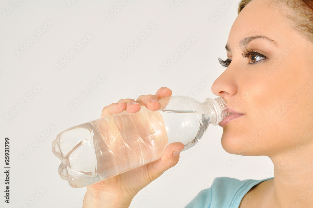 bere acqua giovane donna sport rinfrescarsi assetata bere acqua giovane donna sport rinfrescarsi assetata
