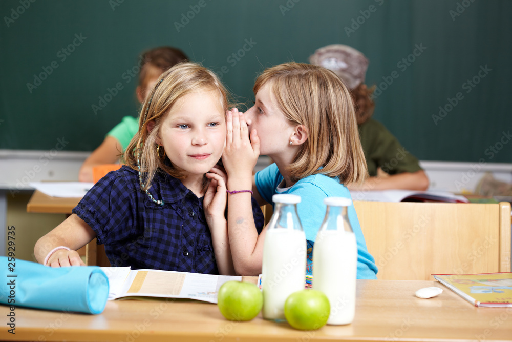 Fototapeta premium Tuscheln in der Grundschule