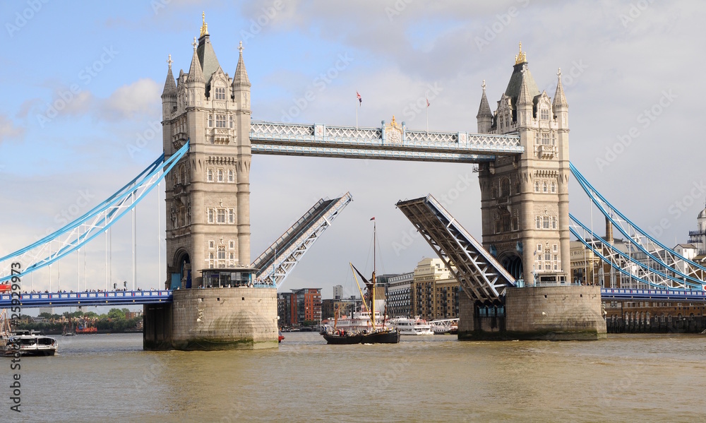 Fototapeta premium London offene Zugbrücke - Tower brücke