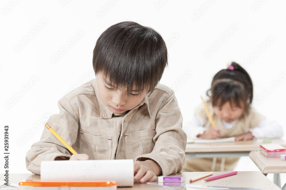 勉強をする子供たち 勉強をする子供たち