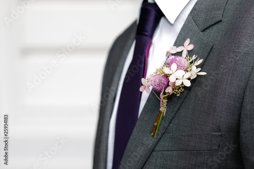 Bräutigam mit Blumen am Jackett