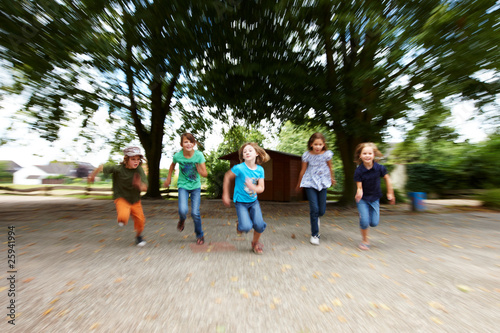 Kinder laufen auf Schulhof