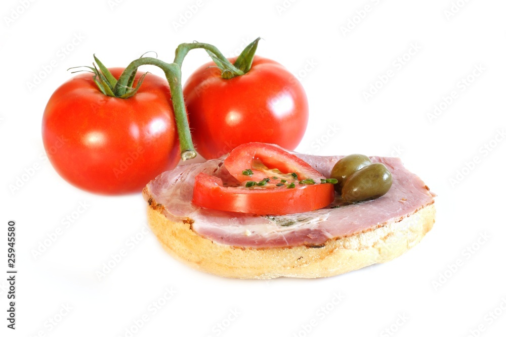 Brötchen mit kaltem Braten, Tomaten u. Oliven Brötchen mit kaltem Braten, Tomaten u. Oliven