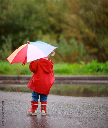 Bild auf Leinwand Toddler girl outdoors at rainy day