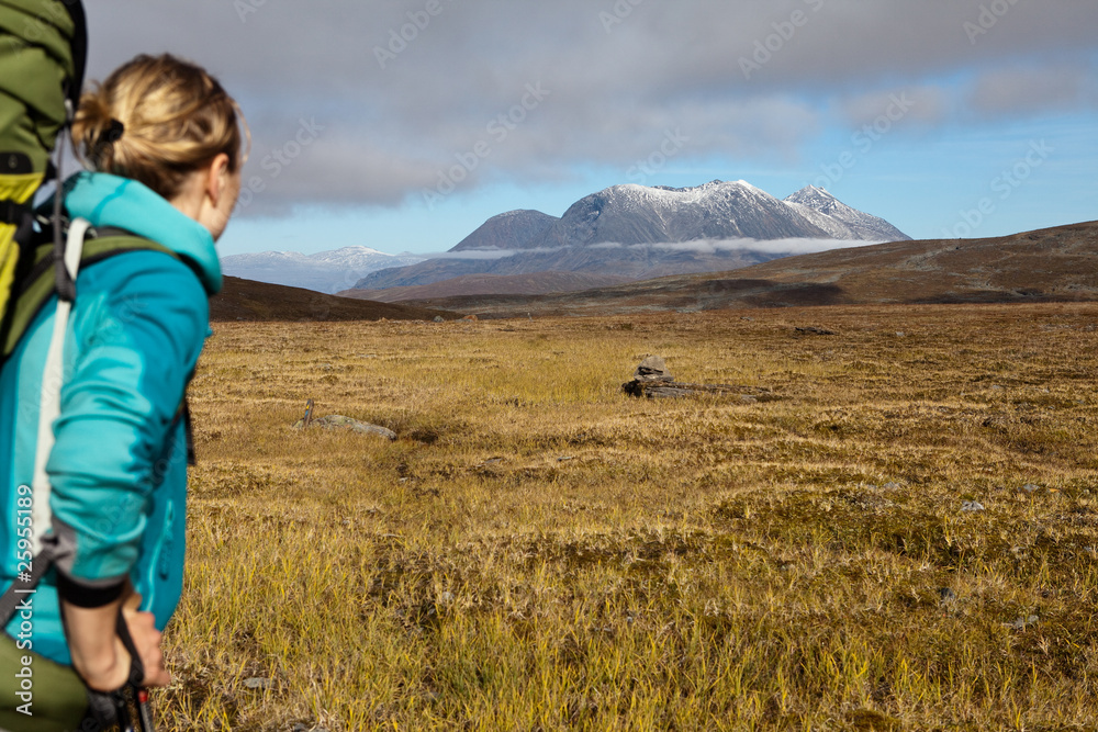 Wanderin mit Blick auf das Akka Massiv in Lappland
