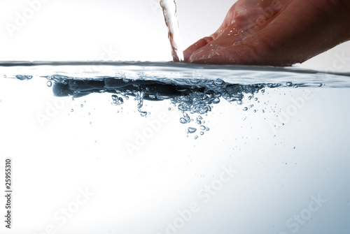 Hand im Wasser - Wasser tropft ab