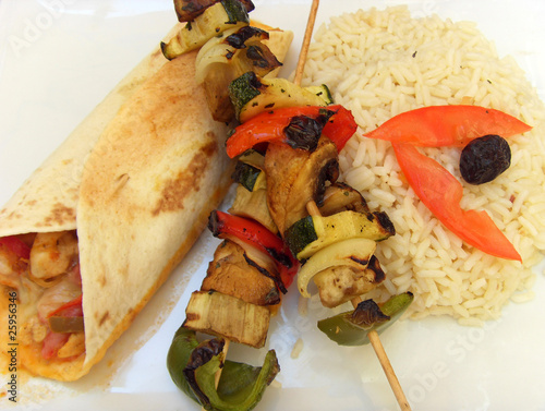 fajitas de poulet brochette et riz photo