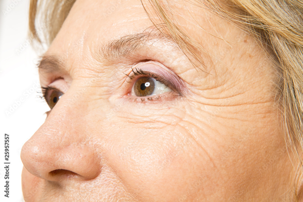 Naklejka premium Zamknij się oczy starszej kobiety