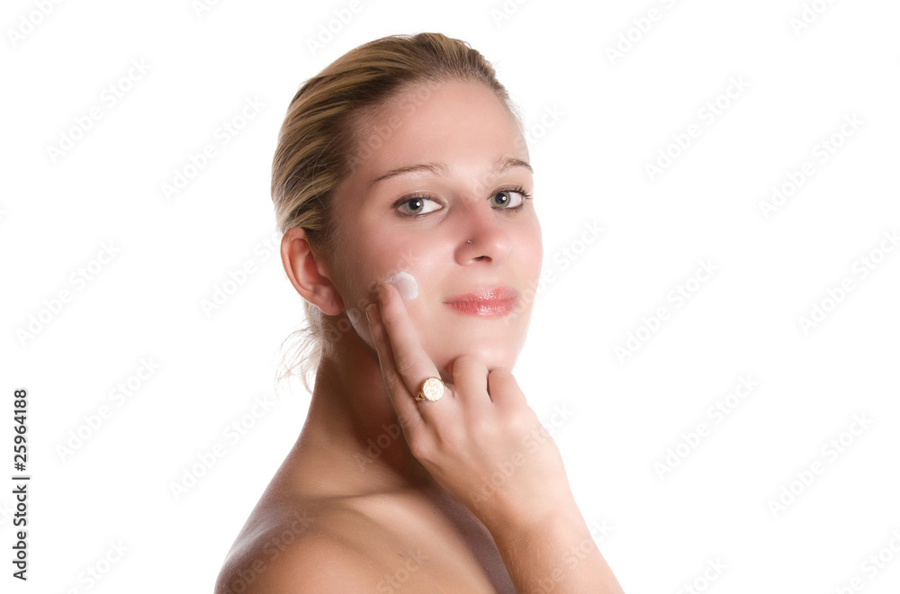 beauté - jeune femme qui se met de la crème hydratante Stock Photo | Adobe  Stock
