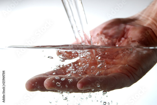 Hand im Wasser - Wasser tropft ab