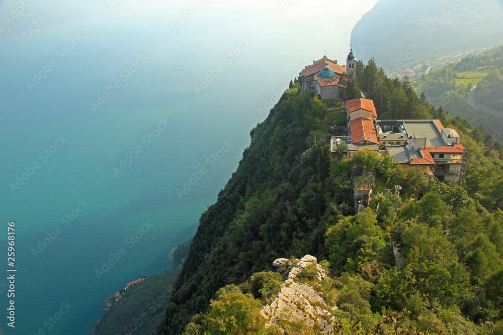 Naklejka premium Blick auf die Wallfahrtskirche Madonna di Monte Castello