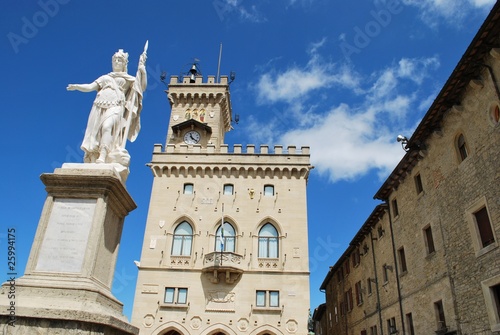 Obraz na płótnie Liberty statue and pubblic palace, San Marino republic w salonie