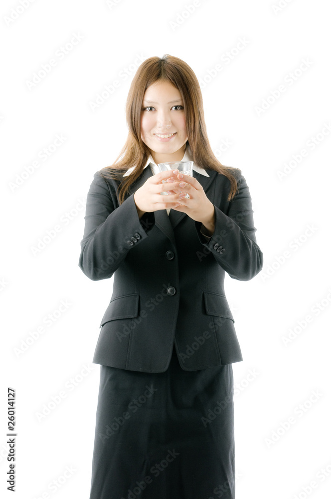 水を飲む女性社員