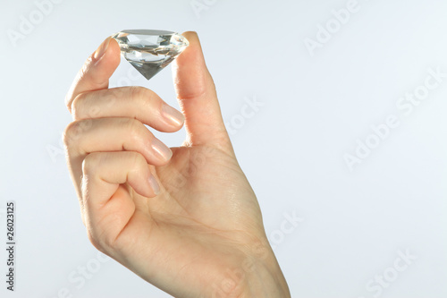 frauen hand hält einen diamanten