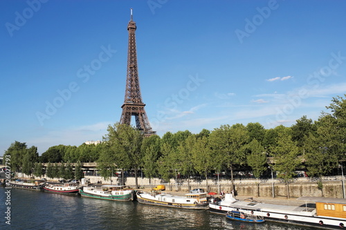 Paris  Stadthafen und Eiffelturm