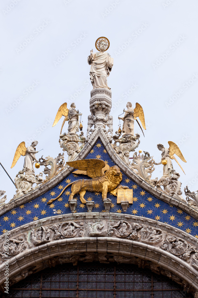 Fototapeta premium Jesusfigur und Engel am Markusdom, Venedig