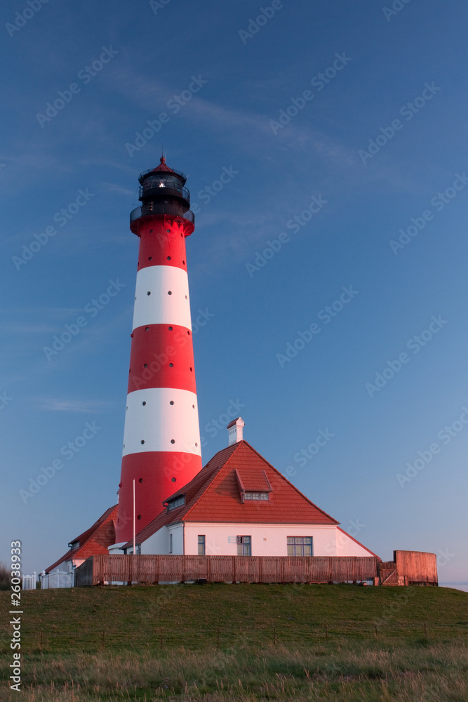 Der Leuchtturm Westerhever an der Nordsee im Abendlicht Der Leuchtturm Westerhever an der Nordsee im Abendlicht