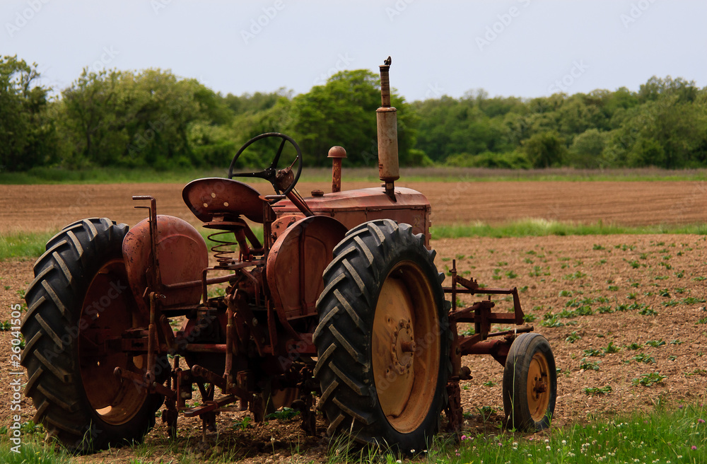 Obraz premium Old farm tractor in the field
