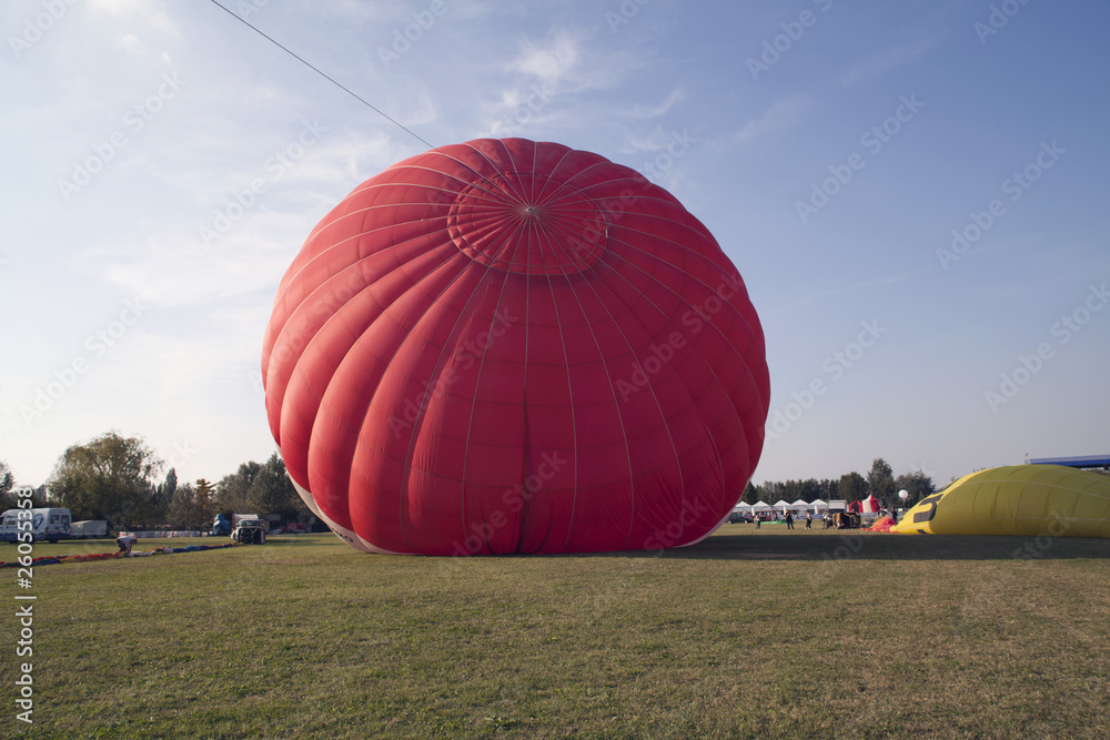 Obraz premium Gonfiaggio di una mongolfiera