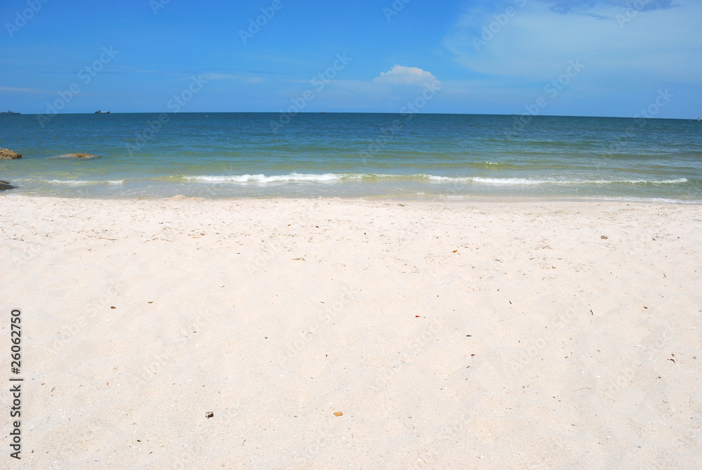 Fototapeta premium Lonng white sand beach.