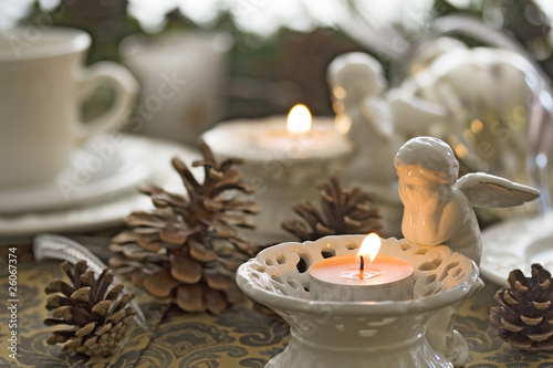 Festlich gedeckter Tisch zu Weihnachten, zur Beerdigung oder Totensonntag