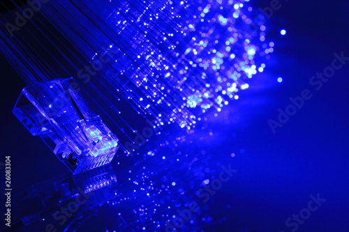 plug per adsl con fibra ottica su fondo blu